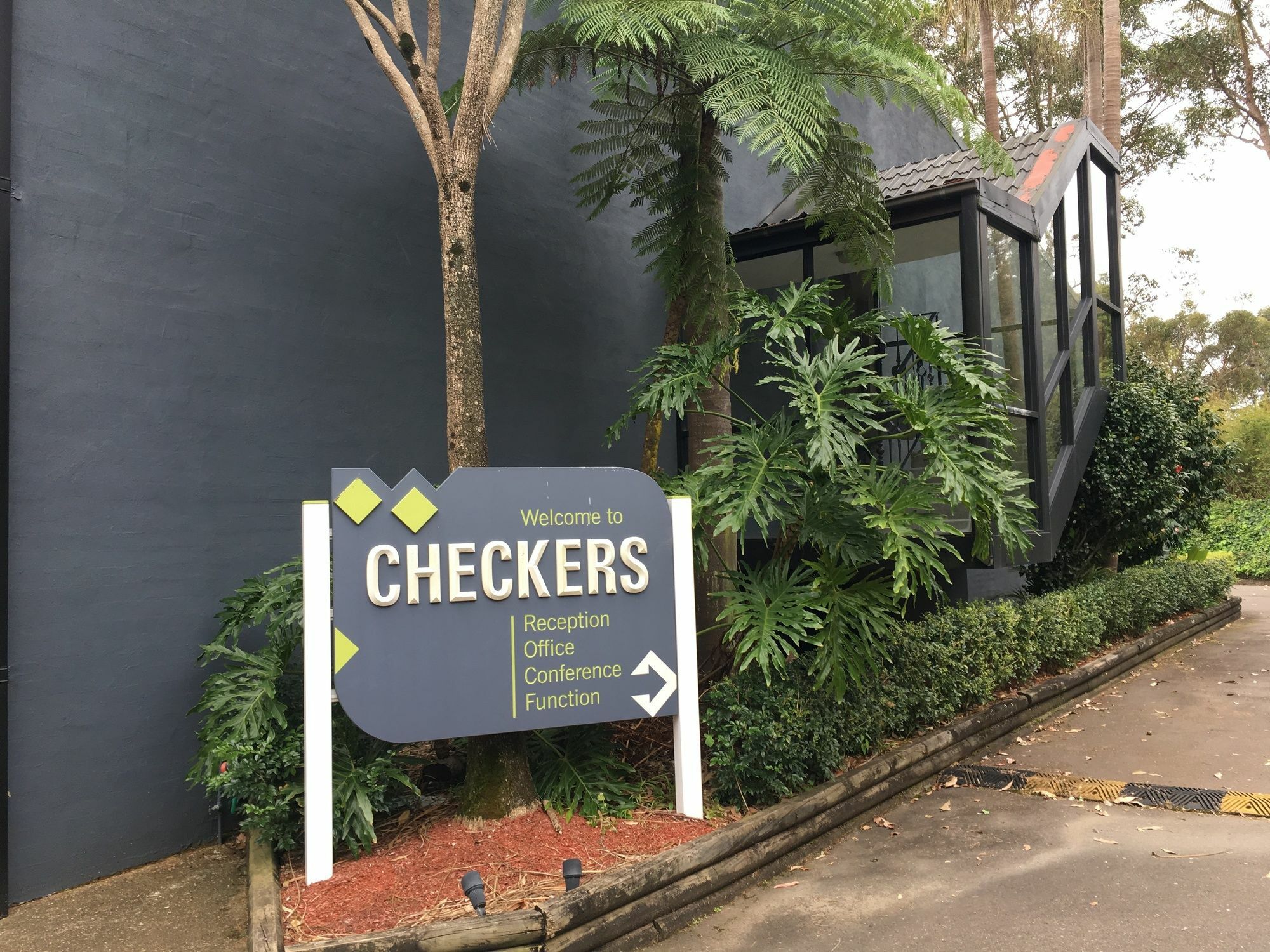 Checkers Resort Terrey Hills Екстер'єр фото